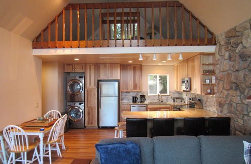 Grapeview Cottage | Beachfront cottage on picturesque Mason Lake