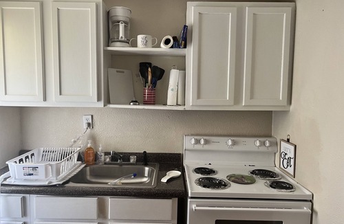 Beaumont House | Beaumont Bungalow 1/1 Furnished/Pet Friendly-Nederland, Port Neches, Port Arthur