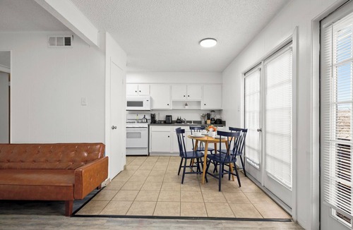 West Campus Apartment | Beautiful 1-bedroom apartment with AC in cool Austin