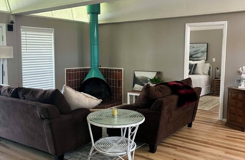 Alvarado House | Beautiful 2-bedroom house with AC in charming Alvarado Lake House