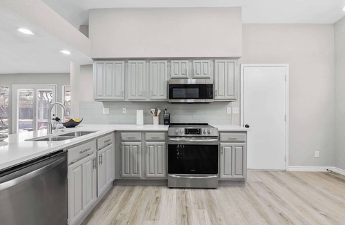 DeSoto House | Beautiful 4BR 2B Home with Pool Near AT&T Stadium