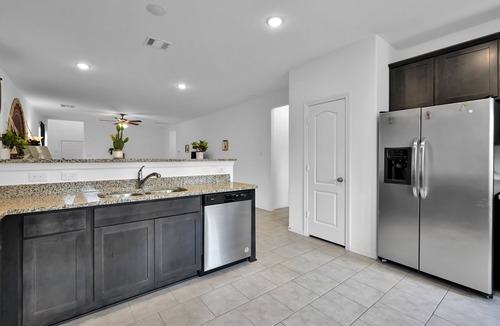 Porter House | Beautiful 5 Bdrm Home in Central Location with Queen Beds and Parking