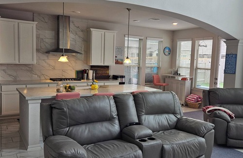 Santa Fe House | Beautiful 5 + bedroom house near Galveston with game/media room, pool & hot tub