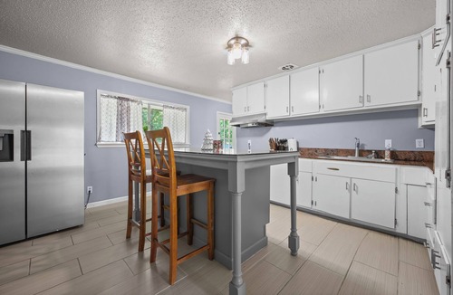 Leesville House | Beautiful 5-bedroom house in a beautiful neighborhood with WiFi and a Pool Table