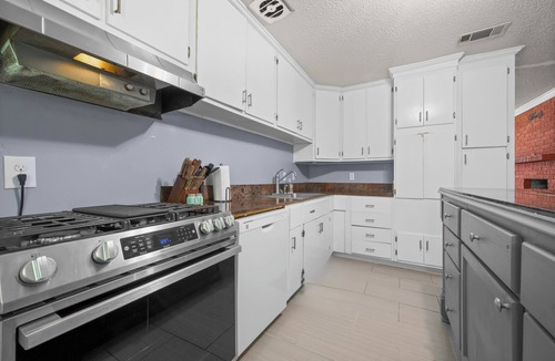 Leesville House | Beautiful 5-bedroom house in a beautiful neighborhood with WiFi and a Pool Table
