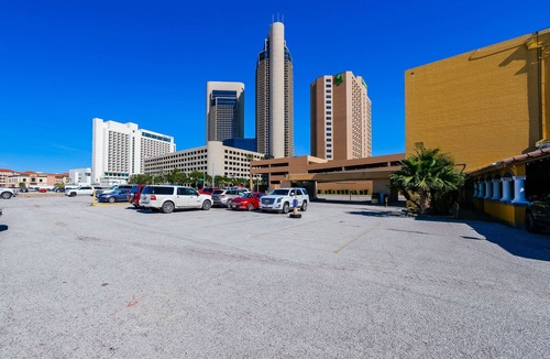 Central City Apartment | Beautiful Art Deco Suite Located Near Downtown & The Marina- Unit 7 Queen