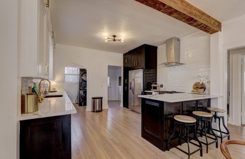 Norman House | Beautiful & Bright - Walk to OU & The Mont - King Bed, 3 Bedrooms, Fresh Remodel
