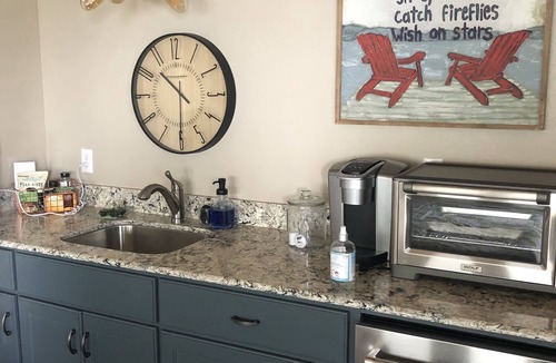 Tool Cottage | Beautiful Cedar Creek Lake Romantic Cottage Lakeside
