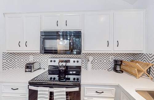 Buda House | Beautiful dog-friendly home with fireplace, large yard, hammock, W/D, and AC