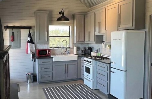 Wimberley Cottage | Beautiful Hill Country Charm. 88 acres with mini farm animals.