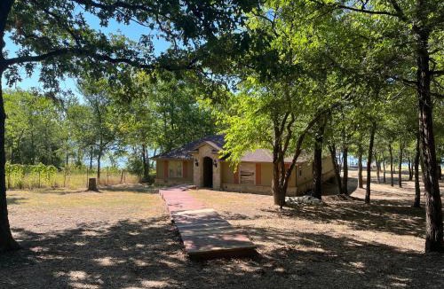 West Tawakoni House | Beautiful lakefront house in private woods