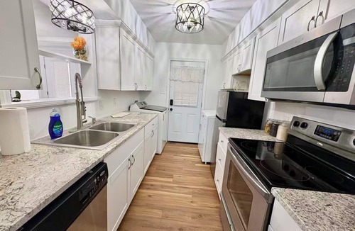 Garland Condo | Beautiful Lakeview 2BR Condo -Modern & Cozy with Pool