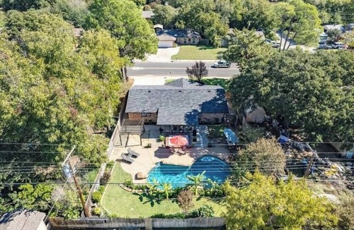 West Arlington House | Beautiful Pool + Patio, Family-Friendly Home in Arlington