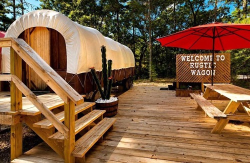 Jefferson House | Beautiful Rustic Wagon with Modern Interior and Outdoor Hot Tub for a Unique Romantic Getaway near Lake O' the Pines, Texas