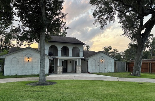 Richwood House | Beautiful spacious home located on the Bayou.n25 min.from beach 55 from Houston.