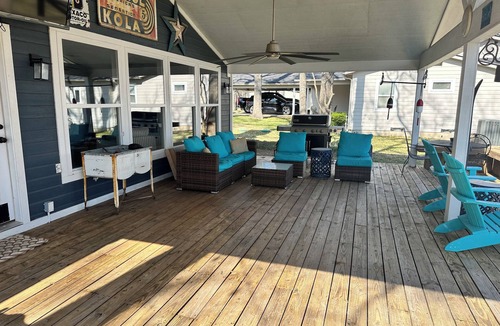 Wills Point House | Beautiful Waterfront Lake House