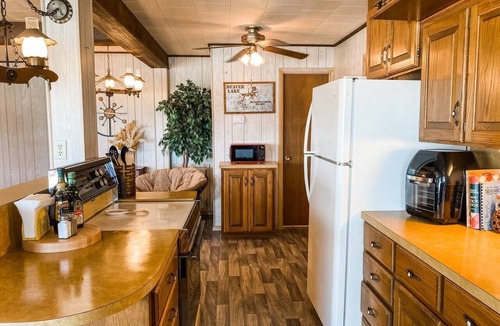 Beaver Shores House | Beaver Lake Waterfront+Winter Retro Retreat+HotTub