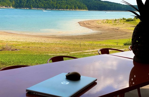 Beaver Shores House | Beaver Lake Waterfront+Winter Retro Retreat+HotTub