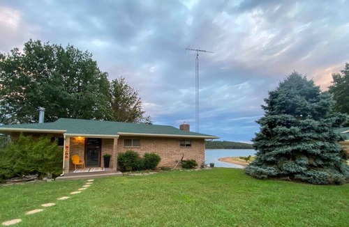 Beaver Shores House | Beaver Lake Waterfront+Winter Retro Retreat+HotTub
