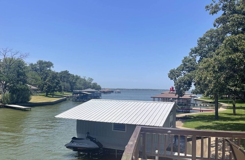 Leisure Land House | Belle Maison du Lac! Lakefront Retreat with Boathouse & Firepit - Perfect for Family & Friends!