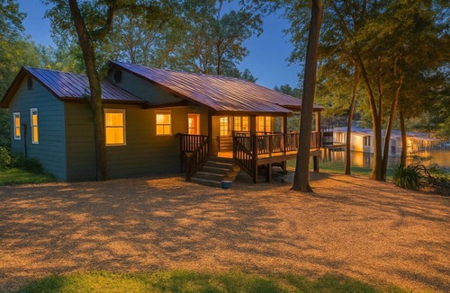 Leisure Land House | Belle Maison du Lac! Lakefront Retreat with Boathouse & Firepit - Perfect for Family & Friends!