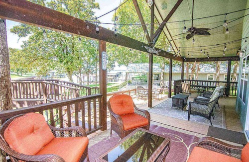 Leisure Land House | Belle Maison du Lac! Lakefront Retreat with Boathouse & Firepit - Perfect for Family & Friends!