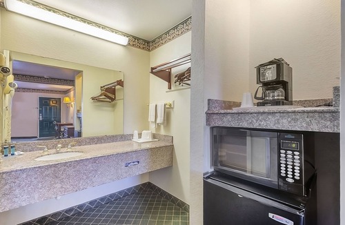 Three Rivers House | Best Place to Stay in Texas! 4 Modern Units, Near Lowe’s Market!