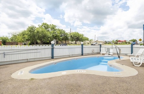 Three Rivers House | Best Place to Stay in Texas! 4 Modern Units, Near Lowe’s Market!