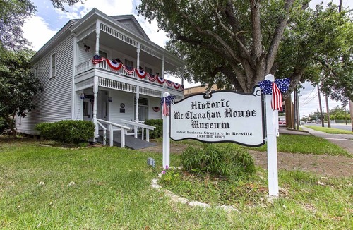 Beeville House | Best Spot For Your Next Trip! Free Parking, Minutes to Flournoy Park