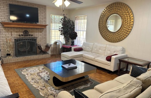Tyler House | BestStays@King Bee. Large Groups OK.TVs in rooms and Newly Fenced Backyard