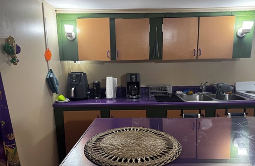 Atchafalaya Cottage | Bienvenue! Enchanting family-friendly cottage with AC in Breaux Bridge