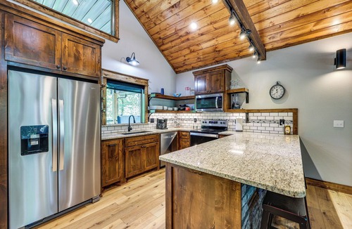 Hodgen Cabin | Big Cedar Vacation Rental w/Deck & Hot Tub!