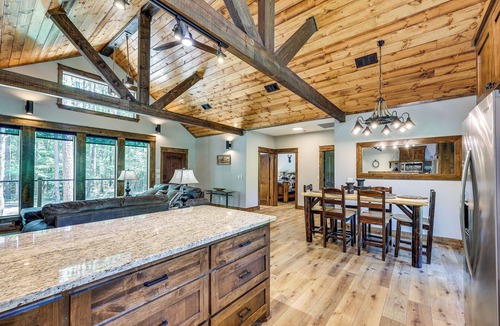 Hodgen Cabin | Big Cedar Vacation Rental w/Deck & Hot Tub!