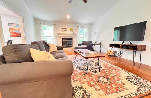 Farmington House | Big space inside and out, 15min to UofA w 1acre
