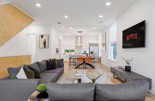 Kessler House | Bishop Arts~Dallas Skyline Views~Rooftop~3 Bedroom with Private Bathrooms