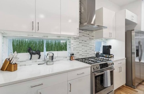 Kessler House | Bishop Arts~Dallas Skyline Views~Rooftop~3 Bedroom with Private Bathrooms