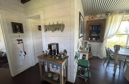Round Top Cabin | Black Dog Cabins - Max Cabin - Round Top, TX