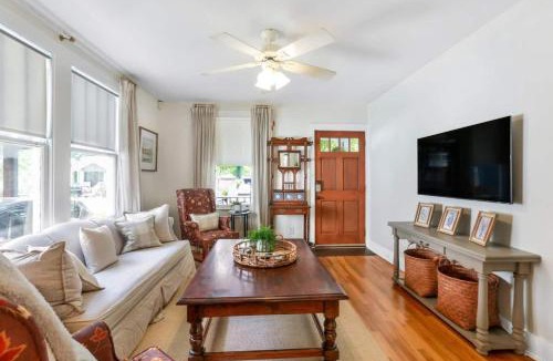 Mid City South House | Blissful Blue Bungalow in the Heart of Baton Rouge