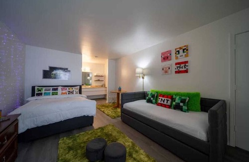 Eureka Springs Historic District Hotel | Block Room, #15 at Glory Dayz!