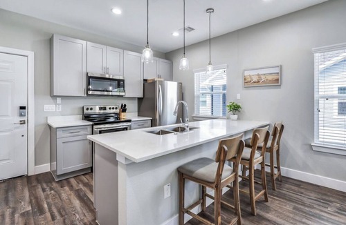 Clear Lake Shores Apartment | Blue Ivory: Central Haven