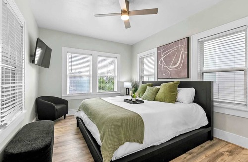 Montrose Condo | Blue Luxe| Pool Tbl| Sleeps 6+ | 10 Min Downtown