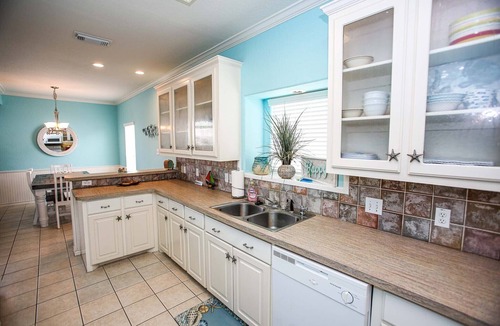 Surfside Beach House | Blue Pelican-Amazing Views-30 Sec Walk to Beach-Pet Friendly