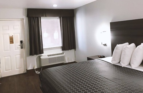 Arena District Hotel | Blue Way Inn By Jasper Near Frost Bank Center -1 King Bed Non Smoking