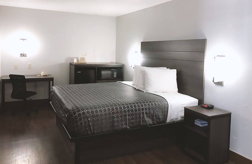 Arena District Hotel | Blue Way Inn By Jasper Near Frost Bank Center -Comfort 1 King Bed Non Smoking