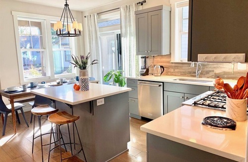 Sagewood House | Bluebird Day - River Trail House, Enjoy a cozy retreat in Bend, OR.