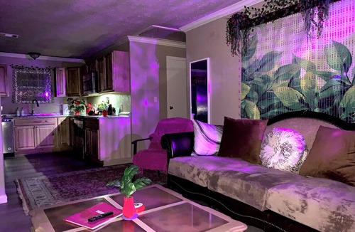 Magnolia House | Bohemian Home King Bed Long Stay RV/Boat/Trailer Parking RenFest