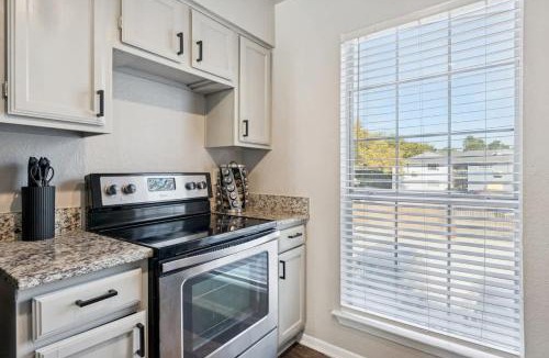 Old East Dallas House | Boho Vibes - 2 BR Close to Downtown - Pool -No 206