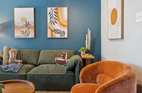 Old East Dallas House | Boho Vibes - 2 BR Close to Downtown - Pool -No 206