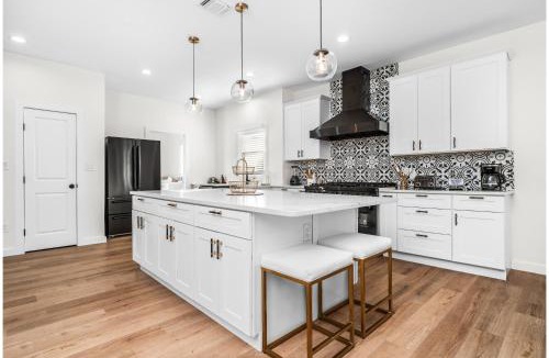 Eastside Promise Neighborhood House | Bold Bright 4BR3.5FULL BATHS Near Riverwalk Dtown