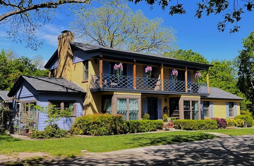 Denton House | BolivarPlace whole upstairs only. 2 bedrooms 1 bath